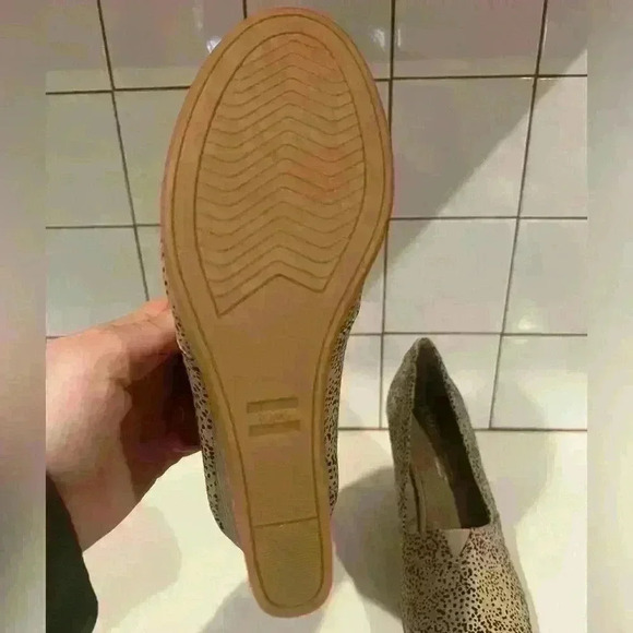 TOMS Leopard Brown Black Peep Toe Cork Like Wedges- Size 7 NWT - Picture 4 of 6